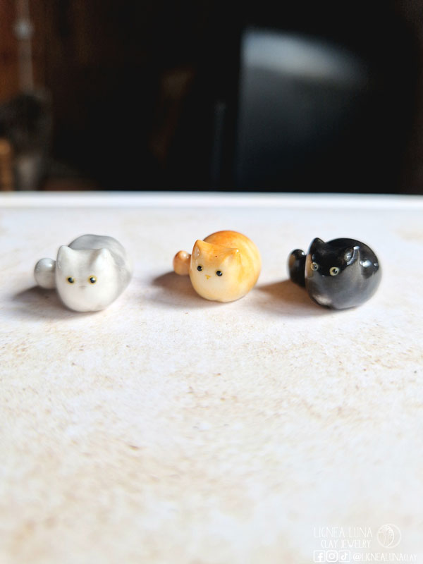 Custom ceramic figurines of a cat sitting with its paws folded @lignealunaclay