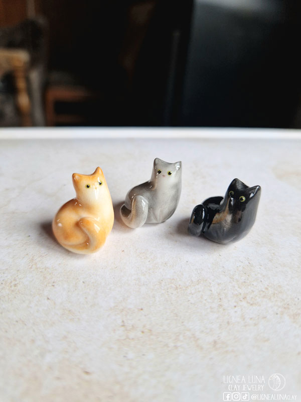 Custom ceramic sitting cat figurines @lignealunaclay by Inna Kapitun